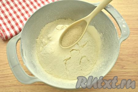  В глубокую миску просеиваем пшеничную муку, добавляем сахар, соль и сухие быстродействующие дрожжи, перемешиваем.