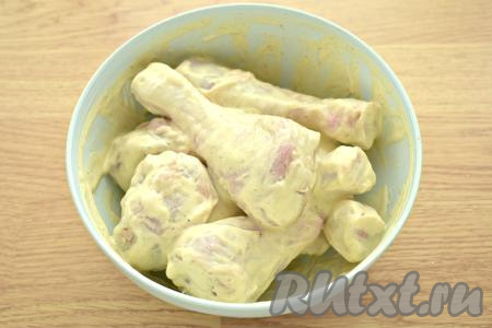 Оставляем мясо мариноваться на 30-60 минут при комнатной температуре.