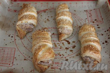 Поставить противень с круассанами в разогретую духовку и выпекать минут 20-25 (до золотистого цвета) при температуре 200 градусов.