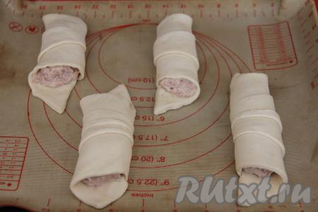 Завернуть тесто с начинкой в рулет, начиная со стороны с начинкой. Переложить заготовки круассанов с тунцом на противень, застеленный ковриком (или бумагой) для выпечки.