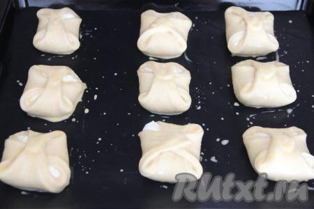 Смазать ватрушки взбитым желтком и поставить в разогретую духовку.