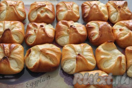 Готовую выпечку достать из духовки и слегка остудить.