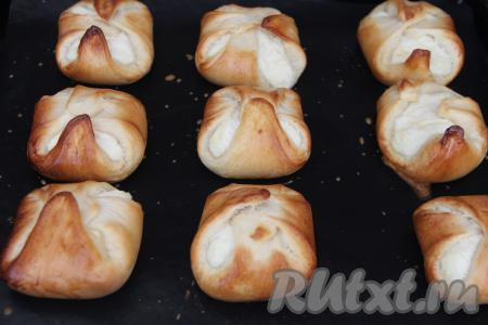 Выпекать венгерские ватрушки с творогом в разогретой духовке минут 30 (до подрумянивания дрожжевого теста) при температуре 180 градусов.