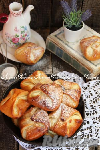 Перед подачей присыпать ватрушки сахарной пудрой.