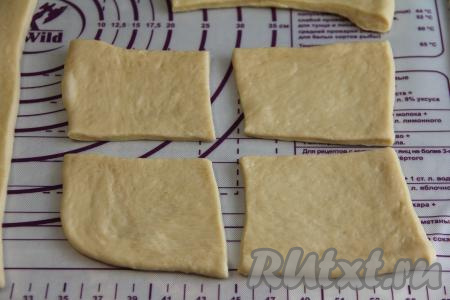 Разрезать раскатанное тесто на 16 квадратиков. Творожную начинку для ватрушек зрительно разделить на 16 частей.