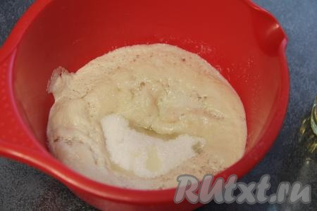 Перемешать массу венчиком.