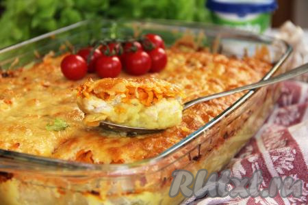 Вкусную, нежную, ароматную картофельную запеканку, приготовленную с куриным фаршем и сыром, подать к столу в тёплом виде.