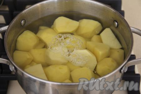 Лук, картошку и морковку почистить. 1 килограмм очищенного картофеля разрезать на несколько частей, выложить в кастрюлю, залить полностью водой, поставить на огонь, посолить. С момента закипания варить картошку на небольшом огне до готовности (обычно на варку требуется минут 20-25, готовые картошины должны легко прокалываться ножом).