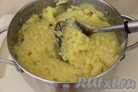 С готового картофеля слить большую часть воды. Растолочь картошку в пюре. Картофельное пюре должно получиться густым.