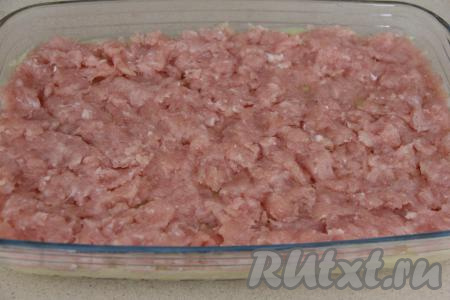 Поверх картошки равномерно выложить куриный фарш.