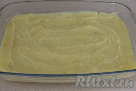 Картофельное пюре выложить в жаропрочную форму (я взяла форму размером 40 сантиметров на 28 сантиметров) и разровнять.