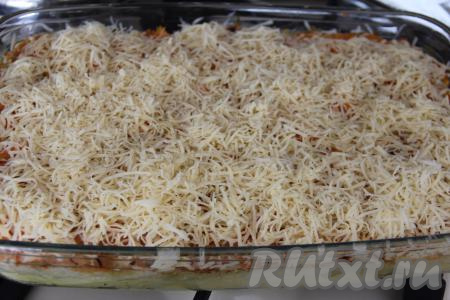 Затем посыпать запеканку сыром, натёртым на крупной тёрке, отправить форму, не накрывая фольгой, в духовку на 15 минут.