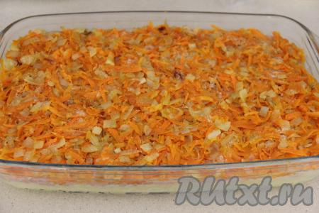 Затем выложить остывшие жареные овощи и аккуратно разровнять, накрыть форму сверху фольгой и поставить в разогретую духовку.