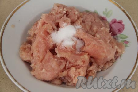 Куриный фарш посолить, поперчить, перемешать.&nbsp;