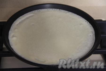 Сковороду (у меня сковорода диаметром 20 сантиметров) хорошо разогреть. Сковородку я перед выпеканием блинов маслом не смазывала, но тут всё зависит от свойств вашей блинной сковороды. Перед выпечкой блинное тесто обязательно перемешать. Влить небольшой половник теста на сковороду. Равномерно распределить тесто по дну круговыми движениями.