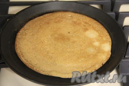 Выпекать блин с двух сторон до золотистого цвета на среднем огне, затем переложить на тарелку. Перед выпечкой каждого блина желательно перемешивать тесто, чтобы оно не застаивалось. Постепенно пожарить все блинчики, складывая их один на другой на тарелку.