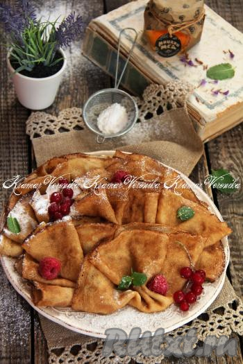 Аппетитные, тонкие, вкусные блины "3 стакана", приготовленные на молоке с кипятком, подать к столу, дополнив вареньем, мёдом или сметаной.