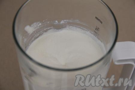 В чашу блендера поместить творог, сахар и сливки, взбить творожную массу погружным блендером до однородного состояния.