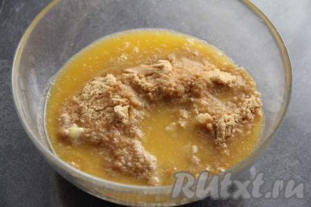 Печенье измельчить в крошку (можно измельчить печенье в измельчителе, а можно поместить печенюшки в целлофановый пакет и прокатать поверх пакета скалкой). Сливочное масло растопить, дать немного остыть. Соединить печенье, измельчённое в крошку, и растопленное масло в глубокой миске, тщательно перемешать массу ложкой.