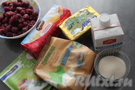 Подготовить продукты для приготовления чизкейка с вишней без выпечки. Если будете готовить чизкейк со свежей вишней, тогда её нужно промыть водой, удалить косточки. Сок, выделившийся при удалении косточек, слить в отдельную ёмкость. Если вишня заморожена, её нужно полностью разморозить при комнатной температуре. Жидкость, выделившуюся в процессе размораживания ягод, слить в отдельную ёмкость.