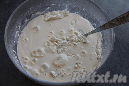 Влить тёплый кефир в сухие ингредиенты.