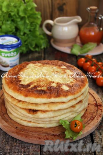 Жарить лепёшку с картошкой и луком с двух сторон до золотистого цвета на среднем огне. Постепенно пожарить на сковороде все дрожжевые лепёшки. Аппетитные, вкусные лепёшки подать к столу тёплыми или полностью остывшими.