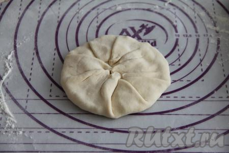 Защипать тесто поверх начинки, как на фото.