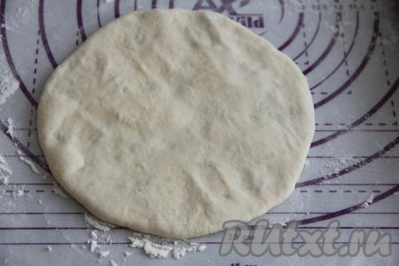 Перевернуть лепёшку и аккуратно раскатать скалкой. У меня получилась лепёшку диаметром примерно 20 сантиметров.