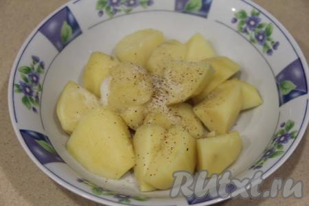 Горячий картофель переложить в миску, посолить его, поперчить.