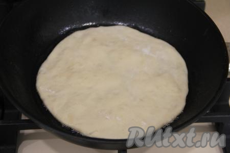 В сковороду влить растительное масло, хорошо разогреть и только после этого выложить лепёшку.