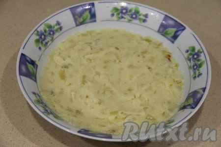 Размять картошку с луком с помощью толкушки в однородное пюре, дать остыть.