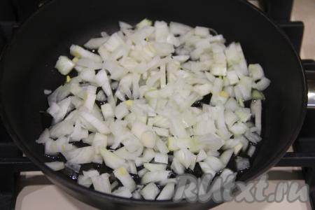 Пока варится картофель, выложить в сковороду, прогретую с растительным маслом, очищенную и нарезанную мелко луковицу, обжарить её до золотистого цвета на среднем огне, иногда помешивая.