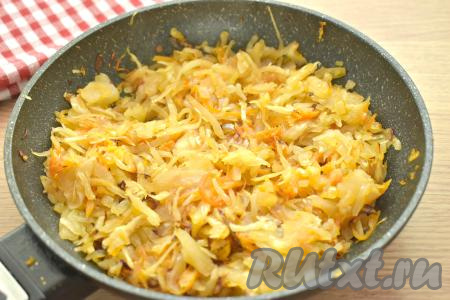 Тушим квашеную капусту с морковкой и луком минут 15 (до мягкости капусты), накрыв сковороду крышкой, на небольшом огне, периодически перемешиваем. Если капуста суховата, в процессе тушения можно добавить немного воды.