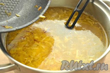 После того как картофель проварится минут 15-20, добавляем в кастрюлю тушёную квашеную капусту с луком и морковкой, перемешиваем, даём закипеть и варим на небольшом огне минут 5-7. За несколько минут до конца приготовления солим, перчим постные щи.