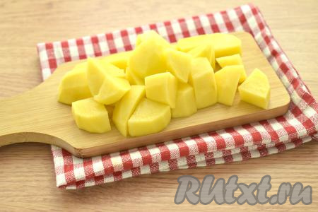 Очищаем картошку, морковку и лук. В кастрюлю выкладываем картофель, нарезанный на небольшие кубики, вливаем 1,5 литра холодной воды, я добавила ещё для насыщенности вкуса овощной бульонный кубик, ставим на огонь. После закипания варим картошку на небольшом огне 15-20 минут (до мягкости картофеля).