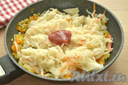 Добавляем томатную пасту (или томатный соус), перемешиваем.