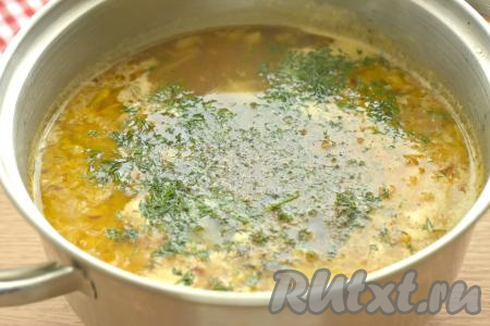 В конце приготовления добавляем измельчённую зелень, даём закипеть, снимаем с огня, оставляем настояться под крышкой в течение 10-15 минут, а затем разливаем по тарелкам.