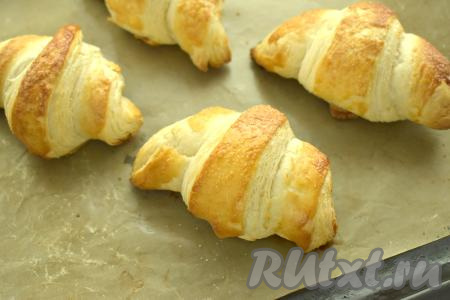 Выпекаем слойки с бананом минут 20-25 (до подрумянивания слоёного дрожжевого теста).