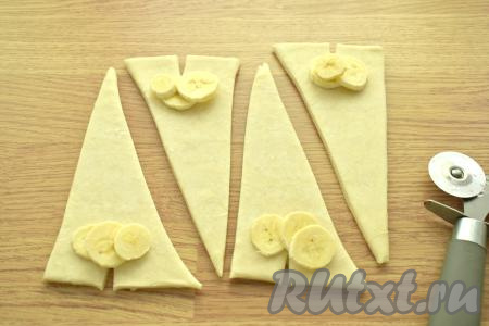 Очищаем банан, нарезаем его на тонкие кружочки. По 3-4 кружочка выкладываем возле надреза.