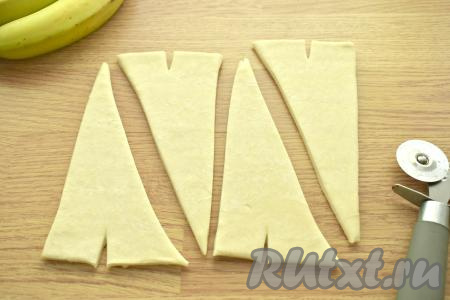 Каждый прямоугольник разрезаем по диагонали на 2 треугольника. У основания каждого треугольника делаем небольшой надрез.