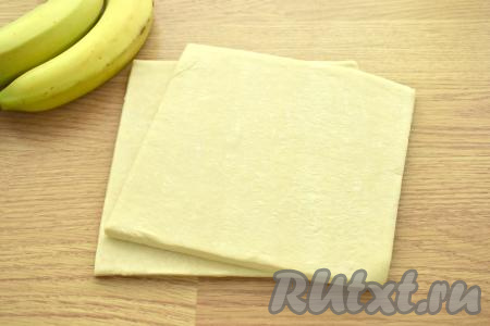 Слоёное дрожжевое тесто (у меня тесто было в 2 пластах) достаём из морозилки и оставляем его размораживаться при комнатной температуре минут на 20-30 (тесто должно стать достаточно мягким).