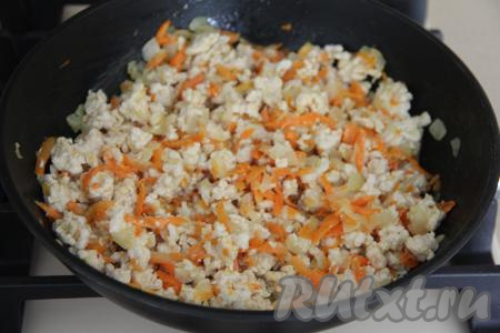 Жарить куриный фарш с овощами минут 15, тщательно разбивая комочки мяса.