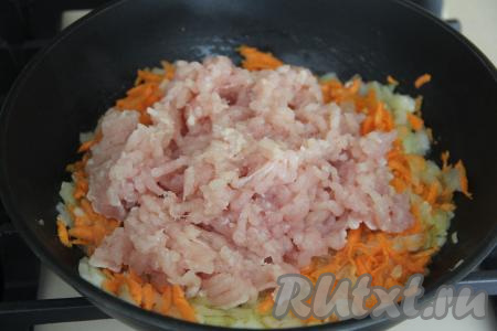 Куриное филе перекрутить через мясорубку, посолить получившийся фарш и выложить в сковороду с обжаренными овощами, перемешать.
