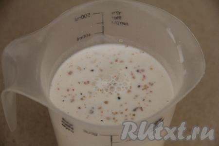В глубокой ёмкости соединить сливки, воду, соль и специи, добавить муку и перемешать венчиком.