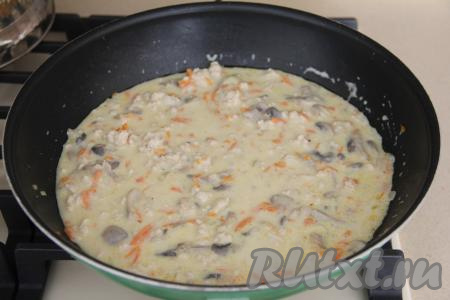 Вкусную, аппетитную сливочную подливу, приготовленную с курицей и грибами, подать к столу с гарниром (например, с макаронами или рисом) в горячем виде.