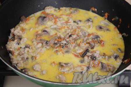 Влить сливочный соус в сковороду с куриным фаршем, грибами и овощами, перемешать. Довести подливу до кипения, убавить огонь до минимума и томить под крышкой минут 7.