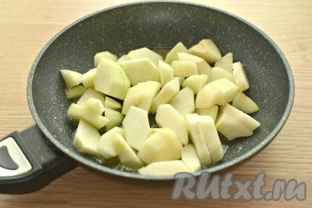 После того как сахар растворится, выкладываем в сковороду груши, очищенные от кожуры и семечек и нарезанные на небольшие кусочки, перемешиваем.