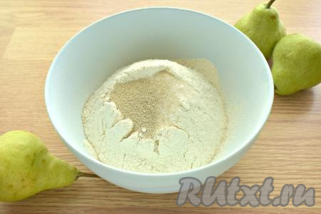 Прежде всего замесим дрожжевое тесто для пирога, для этого просеиваем в глубокую миску муку, добавляем сахар, соль, сухие дрожжи, перемешиваем ингредиенты между собой. &nbsp;