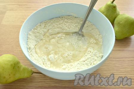 В центр получившейся смеси вливаем тёплую кипячёную воду (примерная температура 37-38 градусов) и 2 столовых ложки растительного масла.