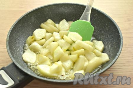 Тушим груши примерно 5-6 минут. Кусочки груш должны стать мягкими, но при этом держать форму. Снимаем грушевую начинку с огня и даём остыть.